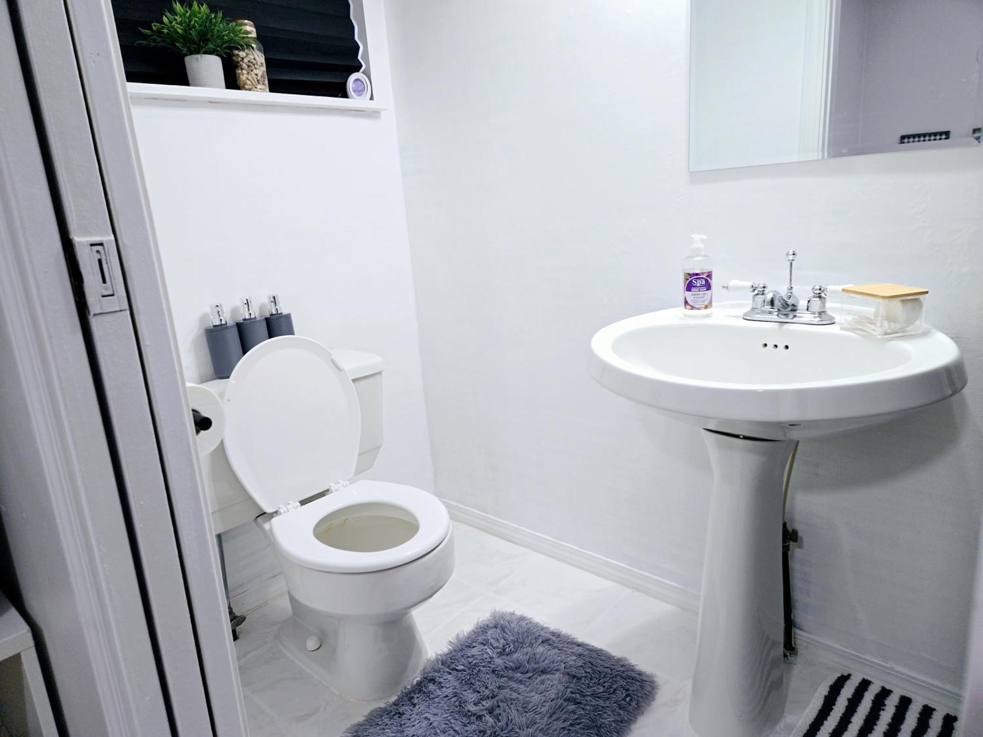 Charming Room With Attached Private Bath In The Heart Of Vancouver! Private Parking, Self Check-In & Just 4 Mins To Metrotown! Exterior photo