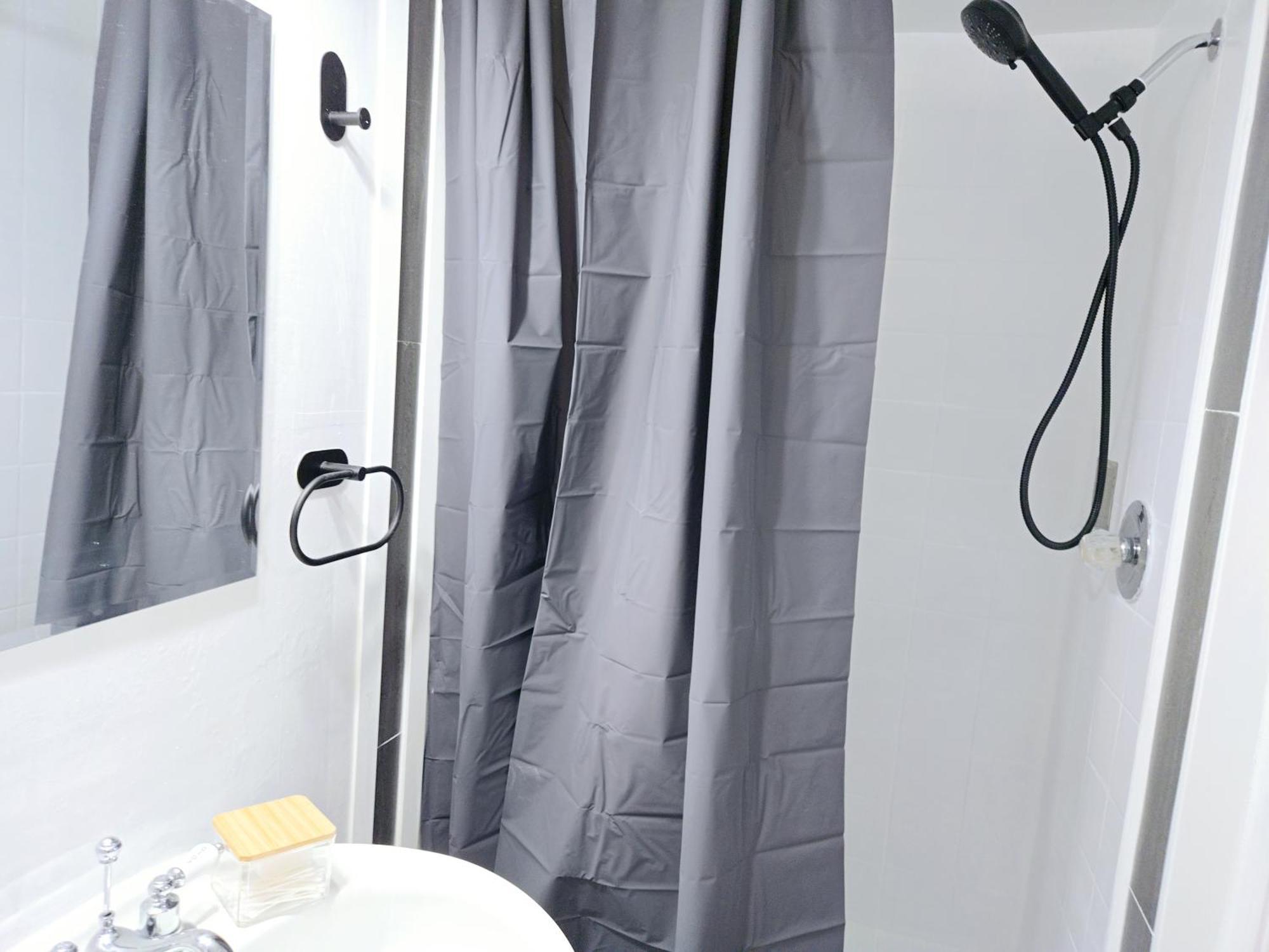 Charming Room With Attached Private Bath In The Heart Of Vancouver! Private Parking, Self Check-In & Just 4 Mins To Metrotown! Exterior photo