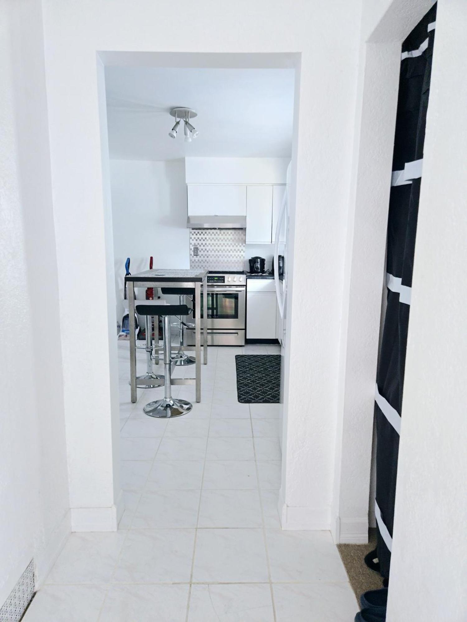 Charming Room With Attached Private Bath In The Heart Of Vancouver! Private Parking, Self Check-In & Just 4 Mins To Metrotown! Exterior photo