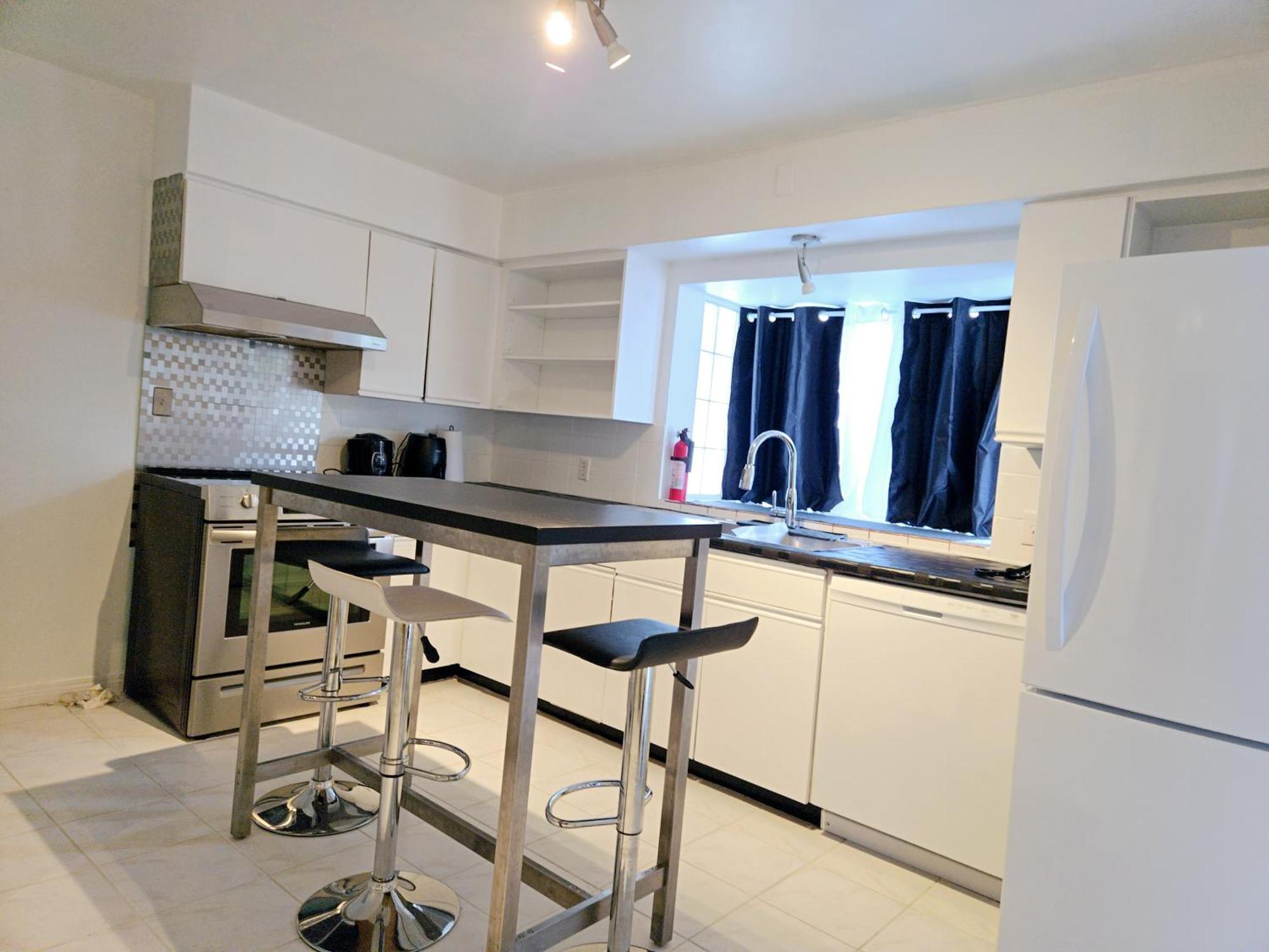 Charming Room With Attached Private Bath In The Heart Of Vancouver! Private Parking, Self Check-In & Just 4 Mins To Metrotown! Exterior photo