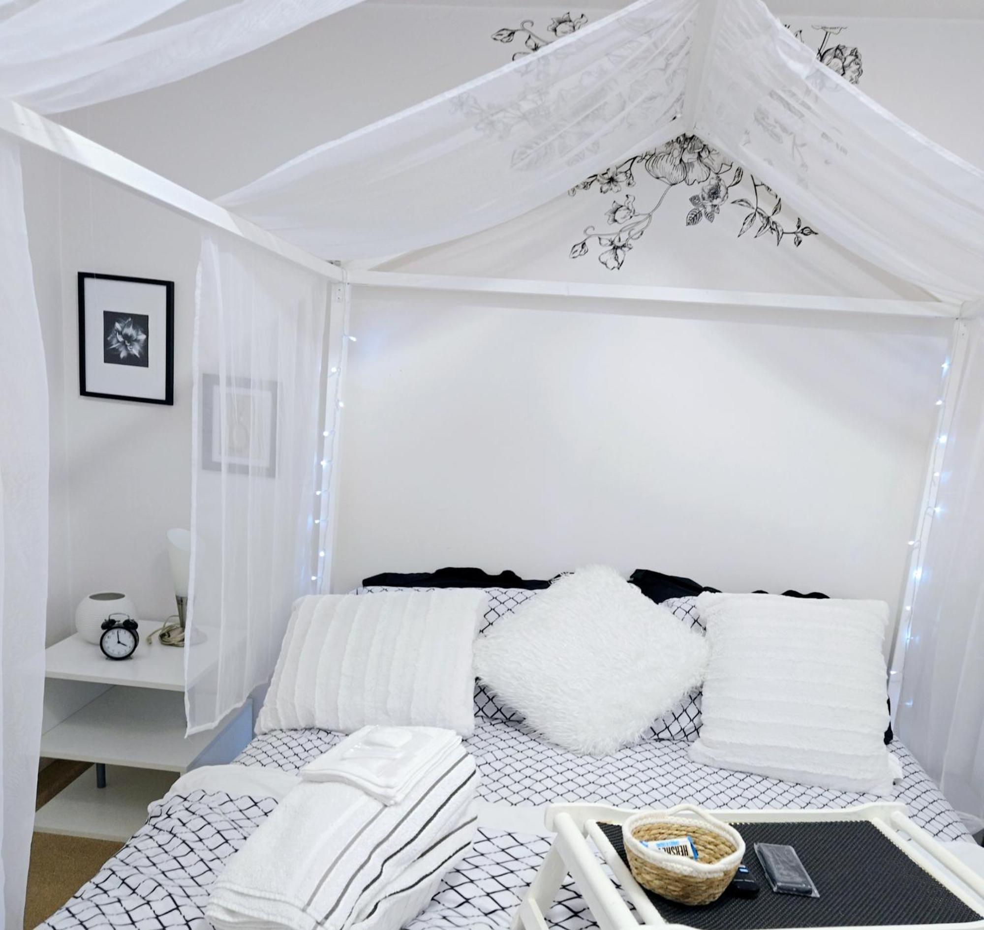 Charming Room With Attached Private Bath In The Heart Of Vancouver! Private Parking, Self Check-In & Just 4 Mins To Metrotown! Exterior photo