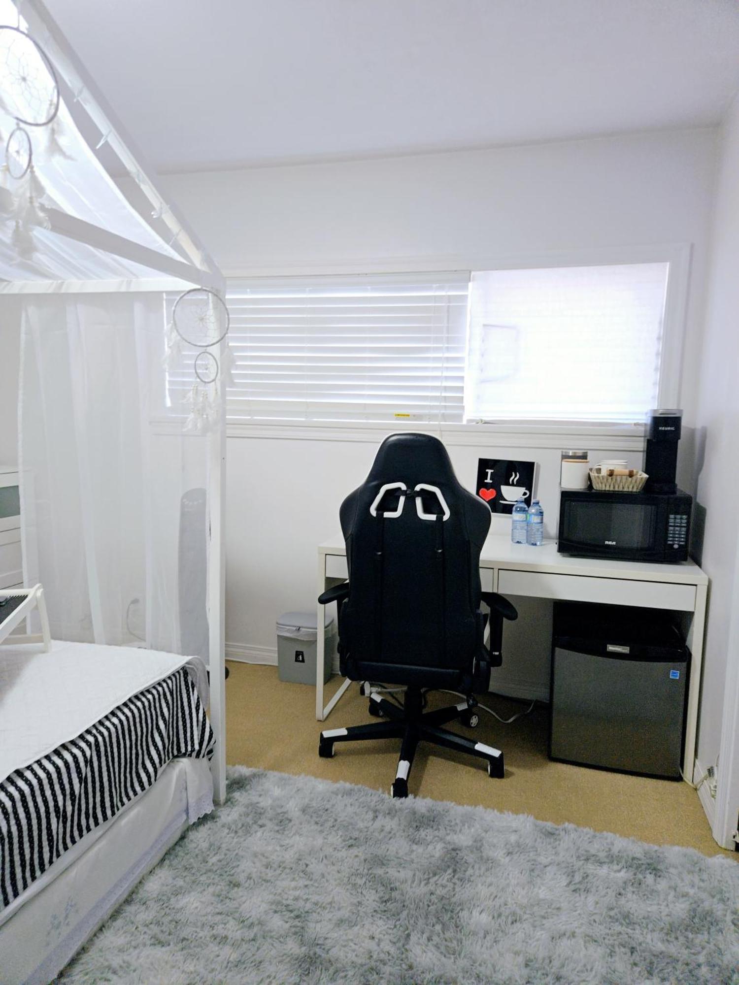 Charming Room With Attached Private Bath In The Heart Of Vancouver! Private Parking, Self Check-In & Just 4 Mins To Metrotown! Exterior photo